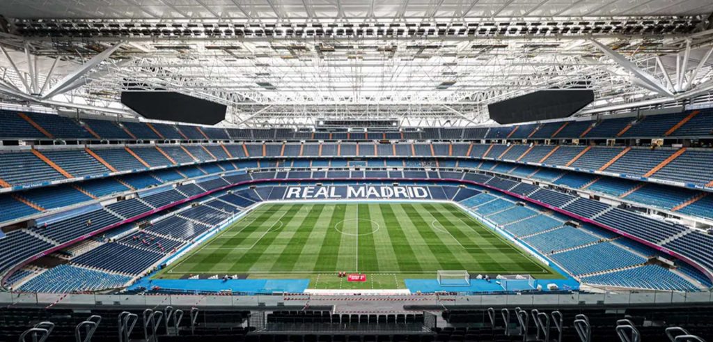 O Real Madrid divulgou imagens do novo gramado retrátil do Santiago Bernabéu após obras do estádio que duraram 89 dias.