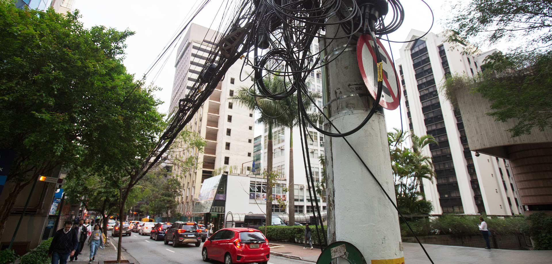 A cidade de São de São Paulo tem cerca de 20 mil km de cabos elétricos aéreos. Menos de 0,3% da rede está totalmente subterrânea.