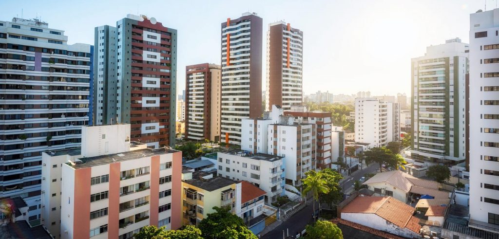 O preço dos apartamentos no Brasil subiu 54,4% nos últimos cinco anos, impulsionado por aumentos nos custos de materiais de construção e pela redução de estoques. Saiba mais sobre as tendências do mercado imobiliário.