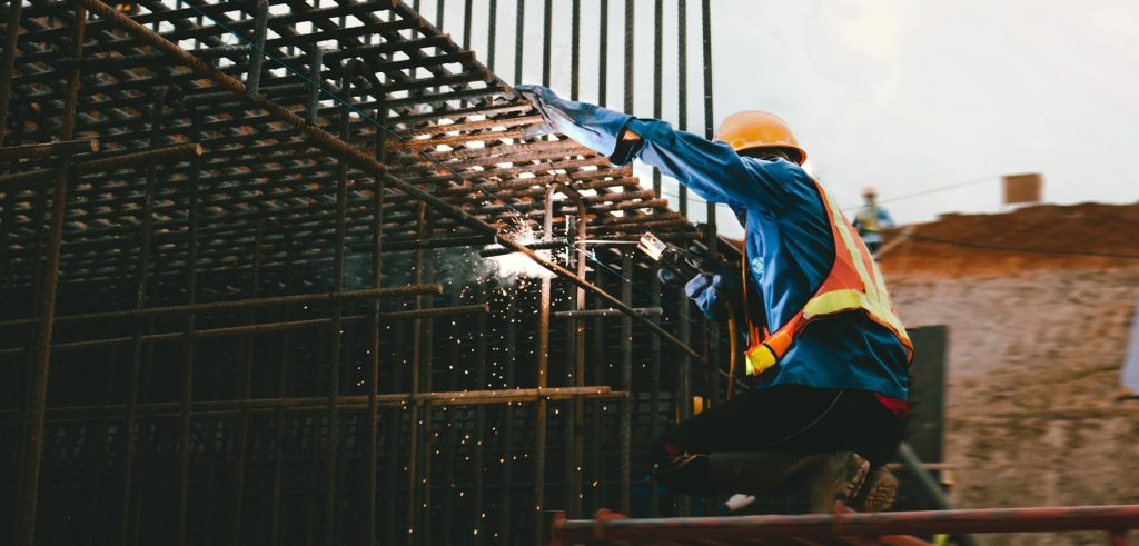 A Abramat revisou a projeção de faturamento da indústria de materiais de construção para 2024, indicando um crescimento de 3%. Saiba mais sobre as expectativas e fatores de crescimento do setor.