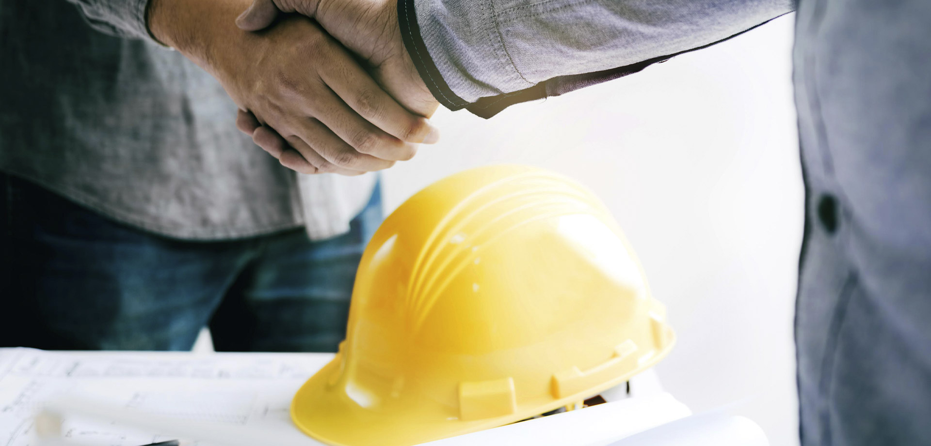 O mercado de trabalho na construção registra saldo positivo em 2024, mas com ritmo de crescimento desacelerado devido ao término de obras de infraestrutura.