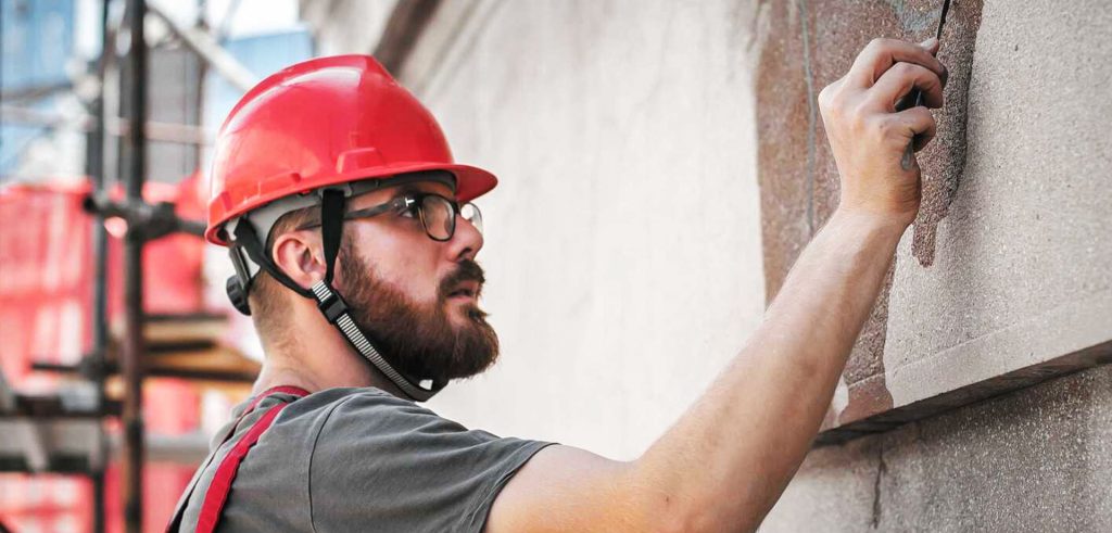 A construção civil começou 2025 com desaceleração e queda na confiança dos empresários, segundo sondagem da CNI e CBIC. Entenda os desafios do setor.
